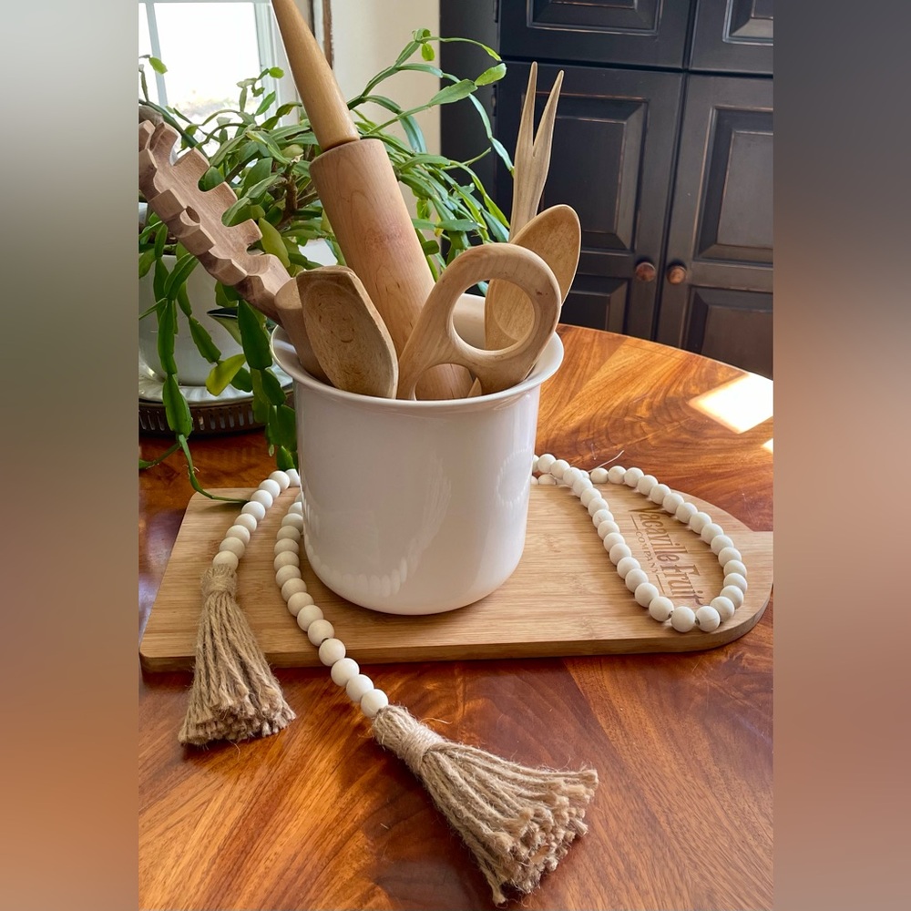 WOODEN FARMHOUSE KITCHEN UTENSILS CROCK CUTTING BOARD & BEADED TASSEL GARLAND
